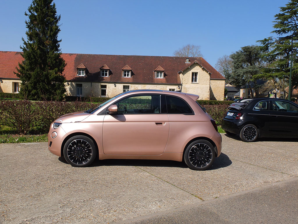 Fiat 500e Electric - седан з рожевого золота